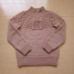 『とじ・はぎなし　ネックから編むセーター』の「ミックス模様の丸ヨークセーター」
